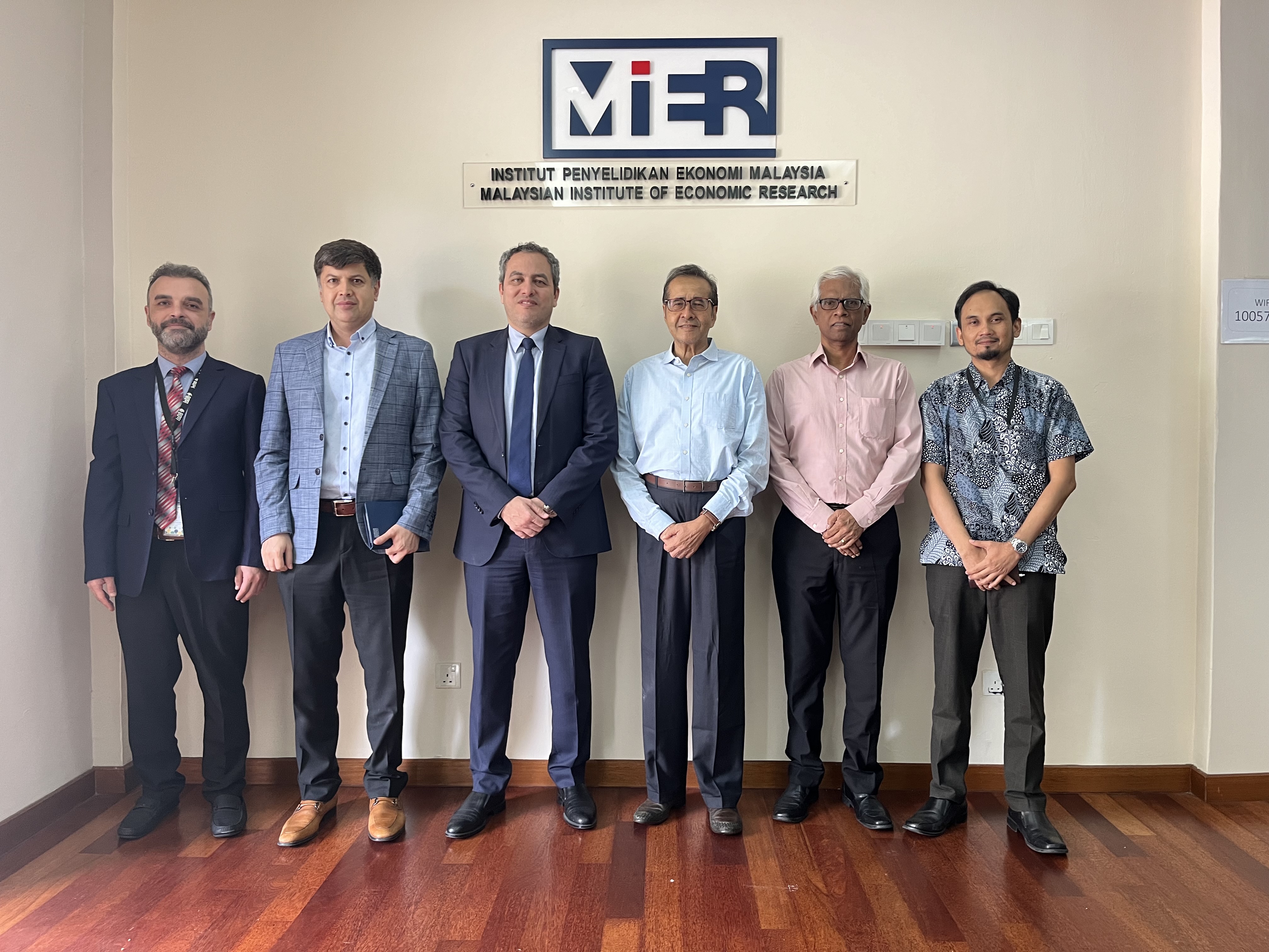 KLCoE Engages in Collaborative Talks with the Malaysian Institute of Economic Research